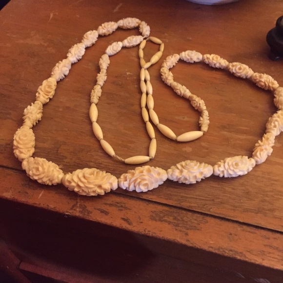 Beautiful hand crafted ivory necklace - Picture 4 of 7